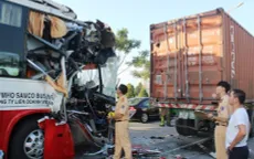 Xe khách đâm container, hành khách hoảng loạn