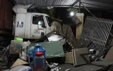 TP.HCM: Xe container đâm sập 2 nhà dân