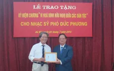 Nhạc sỹ Phó Đức Phương nhận kỷ niệm chương Vì hòa bình hữu nghị giữa các dân tộc