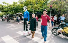Ấn tượng robot dẫn người qua đường tại Đà Nẵng