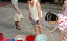 Người dân Hà Nội cầm cự chờ ngày nước sạch về