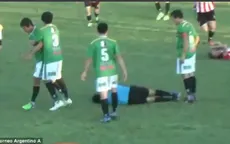 Kinh hãi! Cầu thủ “knock out”, trọng tài nằm sân “thẳng cẳng”