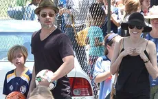 Vợ chồng Jolie-Pitt tình cảm đi xem bóng đá