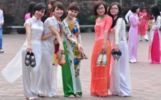 Hoàng Thành Thăng Long rộn ràng mùa chụp ảnh kỷ yếu