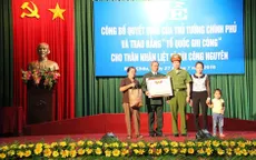 Trao bằng “Tổ quốc ghi công” cho thân nhân thượng úy Bùi Công Nguyên