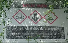 Bất chấp cảnh báo hồ nhiễm chất độc da cam, người dân vẫn bắt cá đem bán