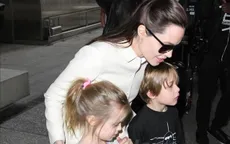 Angelina Jolie cùng cặp sinh đôi nổi bật tại sân bay