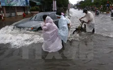 Nhiều tuyến đường ở Cần Thơ ngập sâu do mưa lớn kéo dài