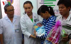 Bé sơ sinh bị dao đâm vào đầu sẽ xuất viện vào ngày mai (28/8)