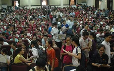 Nhà văn hóa ĐH Kinh tế Quốc dân chật kín người trong ngày cuối nộp, rút hồ sơ