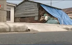 Người dân tự ý cơi nới bục bệ để dắt xe vào nhà trên Quốc lộ 1A