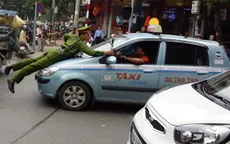 Hà Nội: Cảnh sát "đu mình" trên nắp capo xe taxi tại phố Bà Triệu