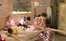 Ba em nhỏ vắng bóng cha mẹ và giấc mơ đến trường