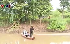 Cầu sập, hàng trăm người dân phải... đu dây vượt sông