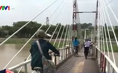 Cầu dây văng tại Long An rung lắc dữ dội, chờ… sập