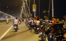 Bất chấp nguy hiểm, người dân đua nhau hóng gió trên cầu Nhật Tân