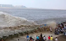 Hãi hùng cảnh thuỷ triều cực mạnh cuốn trôi du khách bên sông Tiền Đường