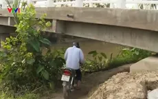 Vĩnh Long: Đường cụt, người dân phải chui... gầm cầu