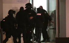 Xả súng tại Charlie Hebdo: Có 2 thủ phạm chạy trốn bằng ô tô