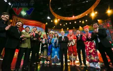 Chủ tịch Quốc hội chụp ảnh cùng các Táo tại trường quay VTV