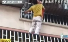 Trung Quốc: Giải cứu bé trai mắc kẹt ngoài ban công