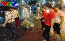 Các bạn trẻ chung tay dọn rác quanh Hồ Gươm sau pháo hoa Quốc khánh