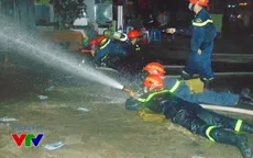 Gần 12 giờ đêm, lực lượng cứu hộ vẫn tìm kiếm nạn nhân vụ cháy tại Xa La