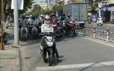 TP. HCM: Người dân dừng tránh nắng gây cản trở giao thông