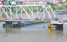Sà lan đâm cầu Bình Lợi, đường sắt Bắc – Nam bị tê liệt