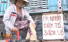 Người ép giấy tờ bằng bàn ủi than còn sót lại tại TP. Hồ Chí Minh