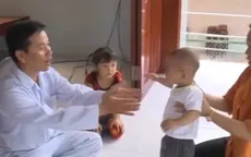 Bước đi đầu đời của em bé văng ra từ bụng mẹ sau TNGT