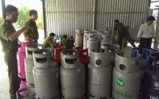 Long An: Bắt vụ sang chiết gas trái phép lớn