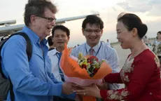 Giáo sư Nobel vật lý George F. Smoot đến Bình Định