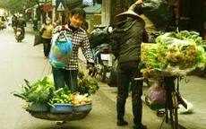 Những hàng rong vẫn tiếp tục vào thành phố mưu sinh