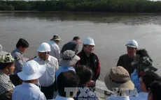 Phó Thủ tướng Hoàng Trung Hải thị sát tình hình sạt lở tại Cà Mau
