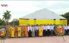 Đồng chí Đinh Thế Huynh dâng hương tại Đài tưởng niệm Thành cổ Quảng Trị