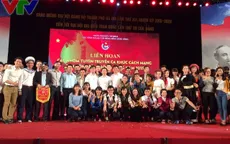 Thanh niên Việt Nam cùng nhau hát vang ca khúc cách mạng
