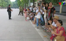 Người dân háo hức chờ đón lễ diễu binh, diễu hành