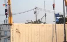 TP.HCM: Lật container, giao thông tắc nghẽn nhiều giờ