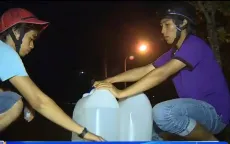 Kiên Giang: Hàng trăm người dân đi lấy nước ngọt ban đêm