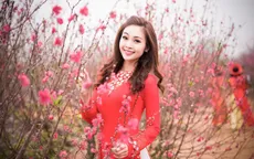 MC Thùy Linh rạng rỡ bên hoa xuân