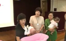 Độc đáo lớp dạy chăm sóc cháu dành cho các ông bà tại Hàn Quốc