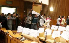 Nepal: Các nghị sĩ đối lập ném ghế vào Chủ tịch Quốc hội
