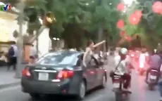 Cô gái gào rú theo tiếng nhạc mạnh, ô tô gây náo loạn trên phố