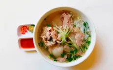 Nấu phở bằng nước có hóa chất hủy hầm cầu là tin đồn thất thiệt