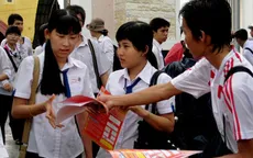 Nhiều trường dân lập phát tờ rơi tuyển sinh vào lớp 10