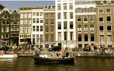 Vớt rác thải từ những con kênh ở Amsterdam