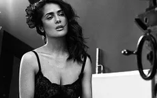 Salma Hayek sexy ở tuổi 49