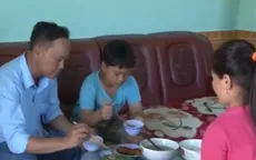 Ấm áp bữa cơm yêu thương của dân vạn đò lên bờ định cư