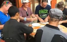 Người nước ngoài thích thú với trải nghiệm nấu ăn tại Sapa